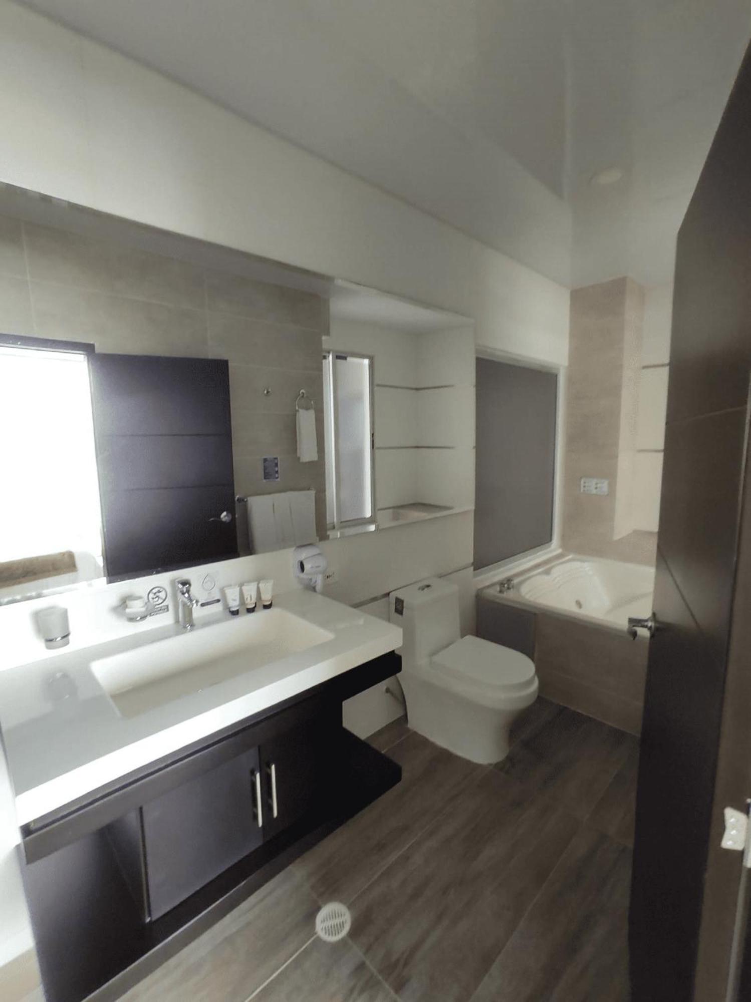 Hotel Andinos Plaza Florencia Florencia  Eksteriør billede
